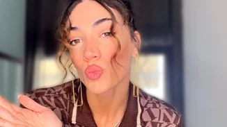 Ήβη Αδάμου | Πώς συνδύασε τις metallic γόβες της σε casual σύνολο;