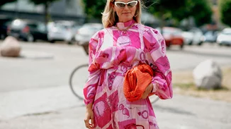 Θα τα φορούσε και η Carrie Bradshaw | Δες τα ιδιαίτερα mules που ανακαλύψαμε στα Stradivarius