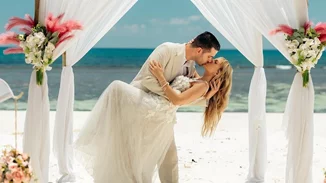 "Το να σε παντρευτώ μοιάζει σαν το πεπρωμένο που χάραξε τα μονοπάτια μας" | Γάμος στις Σεϋχέλλες για Ελληνίδα ηθοποιό