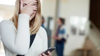 Γνωστή τραγουδίστρια καταγγέλλει πρώην μπασκετμπολίστα για εκδικητική πορνογραφία