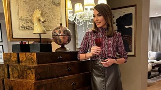 Τατιάνα Στεφανίδου | Με royal blue κάπα και μακριά γάντια σε ένα χειμερινό οutfit