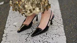 Μαύρες γόβες λουστρίνι | Η κομψή glossy επιλογή για τα γιορτινά σου looks