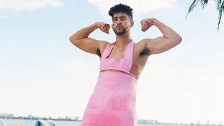 Όταν ένα "μάτσο" αρσενικό ποζάρει φορώντας ένα κοντό ροζ φόρεμα