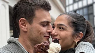 Ερωτευμένοι στη Μυτιλήνη | Η Μελίνα Νικολαϊδη & ο Δημήτρης Φιντιρίκος αγκαλιά στην παραλία