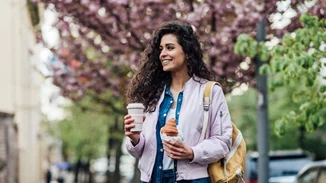 Παραγγέλνεις το πρωινό σου από έξω; Πώς θα κάνεις υγιεινότερες fast food επιλογές