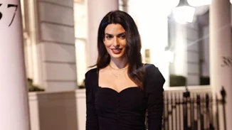 Θα φορούσες ποτέ πράσινο vinyl παντελόνι; Η Τόνια Σωτηροπούλου θα σε πείσει να το κάνεις