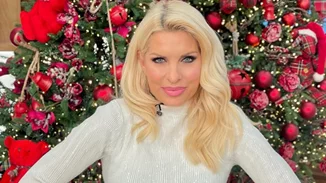 Η Ελένη Μενεγάκη ποζάρει δίπλα στο χριστουγεννιάτικο δέντρο