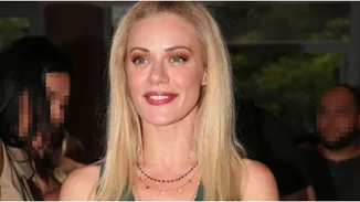 Η Ζέτα Μακρυπούλια φόρεσε το Zara φόρεμα που θα σε βγάλει ασπροπρόσωπη σε κάθε καλοκαιρινό γάμο ή βάφτιση