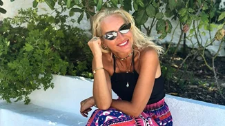 Για τη Μαρία Μπεκατώρου είναι ακόμα καλοκαίρι | Η φωτογραφία με κομψό ολόσωμο μαγιό στην παραλία