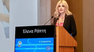 Η Έλενα Ράπτη νύφη, με κοντό λευκό φόρεμα