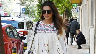 Η Σταματίνα Τσιμτσιλή με Zara κορμάκι που ταιριάζει τέλεια με τζιν και κοστίζει λιγότερο από 20 ευρώ