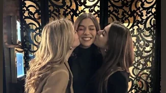 Μελίνα Νικολαΐδη | Chic σε δείπνο στο Λονδίνο με τις κολλητές φίλες της και τη μητέρα της