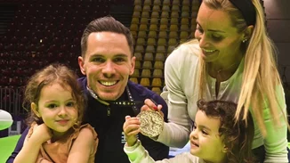 Στο πλοίο για Σύρο | Οι οικογενειακές φωτογραφίες του Λευτέρη Πετρούνια και της Βασιλικής Μιλλούση