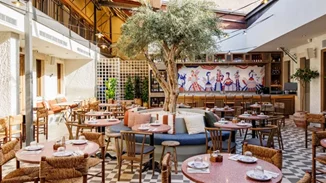 Cinapos | Τι γεύση μας αφήνει, τελικά, το μεζεδοπωλείο του Πάνου Ιωαννίδη;