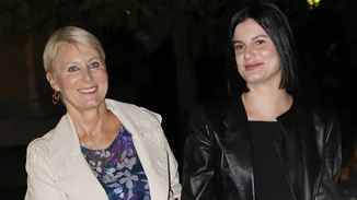 Η Αλίκη Καραμανλή στο πλευρό της μητέρας της, Νατάσας Παζαΐτη | Με κοτλέ πράσινο παντελόνι