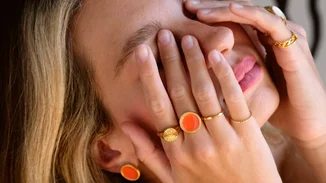 Βερικοκί, κερασί, ηλεκτρίκ μπλε ή ροζ της πούδρας; Τα κοσμήματα που ήρθαν να γεμίσουν την ημέρα μας με χρώματα