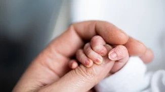 "Ο άνθρωπος με το χρυσό χέρι" | Αιμοδότης με μοναδική ομάδα αίματος έσωσε 2,4 εκ. μωρά