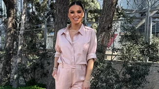 Η Ελένη Τσολάκη με το ροζ κοστούμι από τη Zara που θα σε κάνει να ανυπομονείς για την άνοιξη