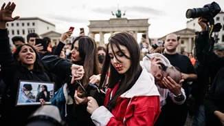 Ιράν| Νεκρό το "κορίτσι με την αλογοουρά"- στους 40 οι νεκροί, διαδηλώσεις και στην Αθήνα