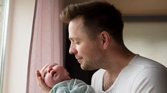 Μόλις ακούσαμε στην τηλεόραση ό,τι πιο υποτιμητικό για τους νέους μπαμπάδες