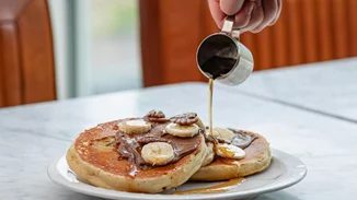 Βαριέσαι να φτιάχνεις τσουρέκια; Δοκίμασε τα πανεύκολα pancakes τσουρέκι για το απόλυτο πρωινό του Πάσχα