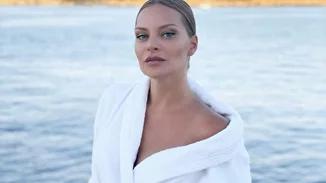 Ψηλή, με μακριά και εντυπωσιακά μαλλιά | Η κόρη της Υβόννης Μπόσνιακ, Ελένη, έχει μεγαλώσει πολύ - Η υπέροχη φωτογραφία από τις διακοπές τους