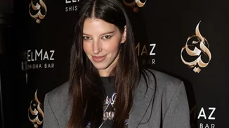 Γούνα με sneakers | H Χαρά Παππά σου δείχνει πως να τα συνδυάσεις με stylish τρόπο