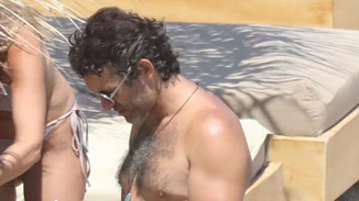 Φίλιππος Μιχόπουλος | Οικογενειακώς σε παραλία της Σαντορίνης - Τα παιχνίδια στην αμμουδιά