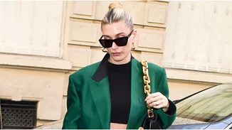 Η Hailey Bieber με τα πιο στιλάτα flat mules της καραντίνας
