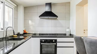 Το πιο ανέξοδο hack για να καθαρίσεις τον φούρνο της κουζίνας | Χωρίς χημικά και χωρίς κόπο