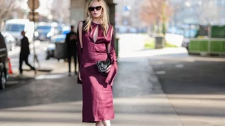 Red like wine | Αυτό το λινό φόρεμα στο χρώμα του κρασιού είναι η απόλυτη πρόταση για τους γάμους και της βαπτίσεις του καλοκαιριού