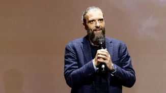 Η όμορφη σύντροφος του Σωτήρη Τσαφούλια στο πλευρό του στη θεατρική του πρεμιέρα