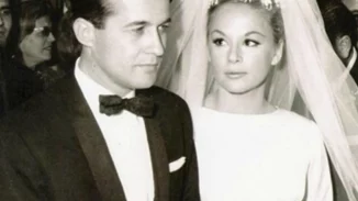 Ο γάμος που έγραψε ιστορία, πριν 60 χρόνια. Αδημοσίευτα πλάνα με την Αλίκη Βουγιουκλάκη νύφη και τον Δημήτρη Παπαμιχαήλ στο πλευρό της