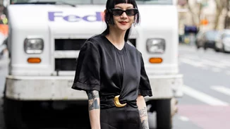 Αυτό το μαύρο midi και σατινέ φόρεμα κοστίζει 29,95 ευρώ και θα γίνει το αγαπημένο σου staple για επίσημες εμφανίσεις