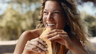 Τρως στη θάλασσα; 7 κανόνες για ασφαλές φαγητό στην παραλία