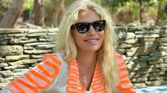 Ελένη Μενεγάκη | Η φωτογραφία από το σπίτι της στα Άχλα - Με καφτάνι και μπικίνι