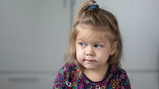 "Η κόρη μου με δάγκωσε" | Μια μαμά και ψυχολόγος που ζει στη Φινλανδία εξηγεί το λάθος που έκανε και πώς το διόρθωσε