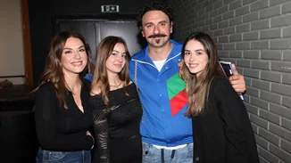 "Το Σόι Σου" | Βάσω Λασκαράκη & Μελέτης Ηλίας ποζάρουν με τις τηλεοπτικές τους κόρες στην πιο όμορφη χριστουγεννιάτικη φωτογραφία