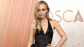 Η Lily-Rose Depp περπάτησε για πρώτη φορά στο κόκκινο χαλί των Οscars με Chanel δημιουργία