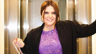 Η Δανάη Μπάρκα απολαμβάνει τον βροχερό καιρό από τον άνετο καναπέ του σπιτιού της