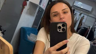 Στο καμαρίνι της η Ελένη Τσολάκη | Η φλοράλ ταπετσαρία & ο μπλε βελούδινος καναπές