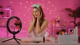 Η λατρεία που έγινε εμμονή | Γιατί όλοι παρακολουθούν με ευλάβεια τα "Get Ready With Me" video;