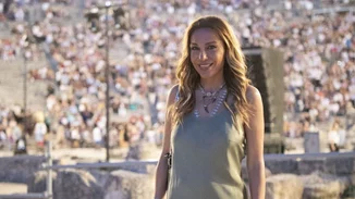 Δέσποινα Βανδή | Με μίνι μακό φόρεμα και σουέντ μπότες