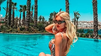 Κατερίνα Καινούργιου | Ποζάρει με αποκαλυπτικό ολόσωμο σε πολύ εξωτικό προορισμό