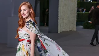 Η εμφάνιση της Jessica Chastain που μας θύμισε γιατί χρειαζόμαστε ένα καρό σακάκι στην γκαρνταρόμπα μας