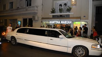 Όταν ο Μάκης που κέρδισε το Eurojackpot σκάει με λιμουζίνα και κερνάει όλο το μαγαζί [vid]