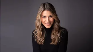 Όταν η Άννα Κανδαράκη πέταξε την περούκα και μίλησε με θάρρος για όσα μάς φοβίζουν