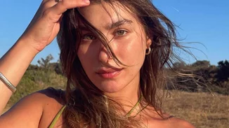 Summer girl η Χρύσα Μιχαλοπούλου | Με σιθρού κρεμ μάξι φόρεμα και μαύρο μπικίνι