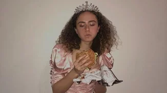 Η αντισυμβατική θετή κόρη της Kamala Harris‎ | Το μόντελινγκ & η capsulle συλλογή που ξεπούλησε σε 1 ώρα