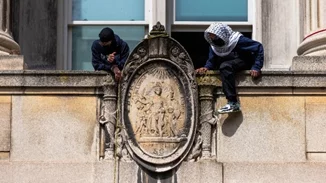 Η αστυνομία της Ν. Υόρκης εισέβαλε στο πανεπιστήμιο Κολούμπια και συνέλαβε διαδηλωτές υπέρ των Παλαιστινίων